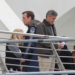 Hugh Laurie y George Clooney en el set de rodaje de 'Tomorrowland' en la Ciudad de las Artes y las Ciencias de Valencia
