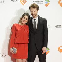 Adriana Ugarte y Peter Vives en el estreno del último capítulo de 'El tiempo entre costuras'