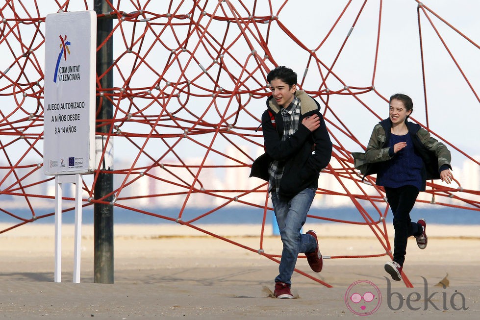 Jóvenes actores de 'Tomorrowland' jugando en la playa de Valencia