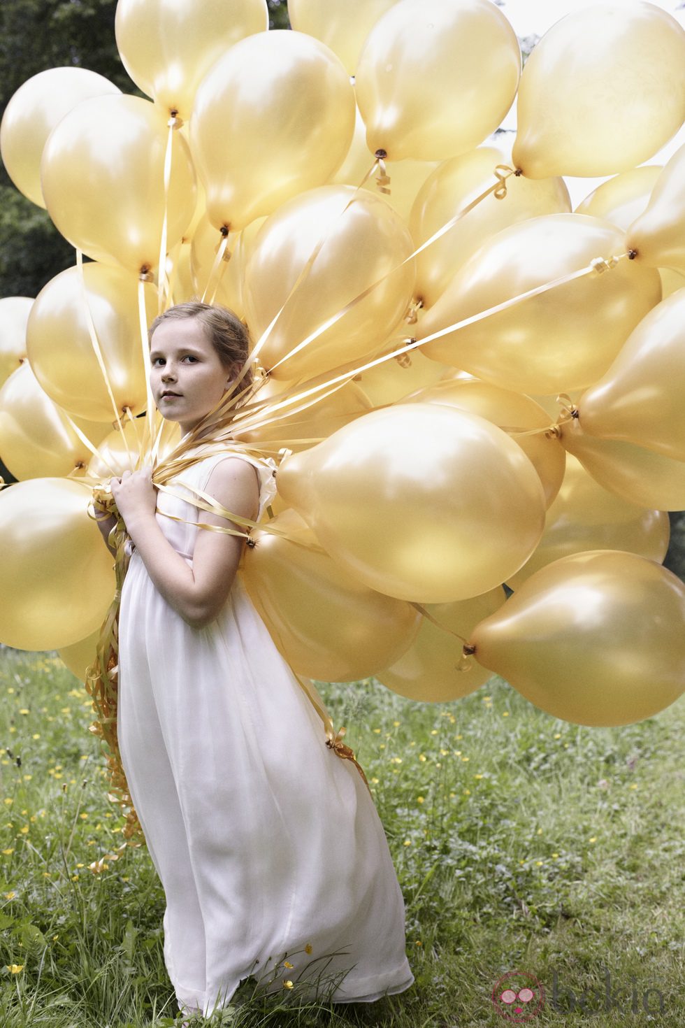 Ingrid Alexandra de Noruega posa con unos globos por su 10 cumpleaños