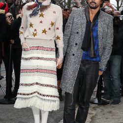 Tilda Swinton y Haider Ackermann en el desfile de Alta Costura de Chanel primavera/verano 2014 de París