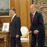 El Rey con muletas junto a Juan Manuel Santos en La Zarzuela