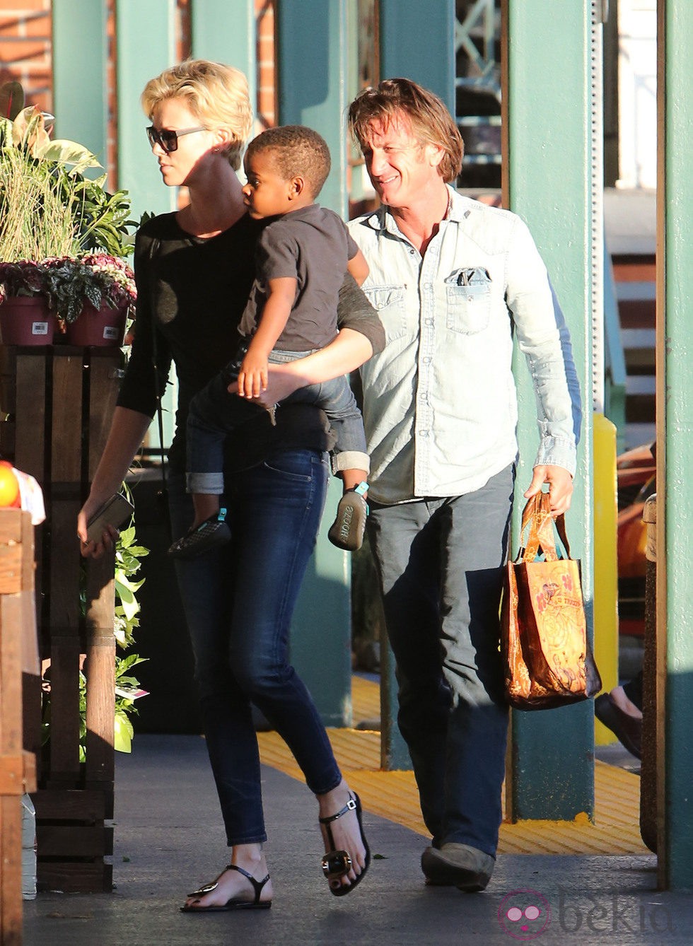 Sean Penn y Charlize Theron con su hijo Jackson en brazos haciendo la compra