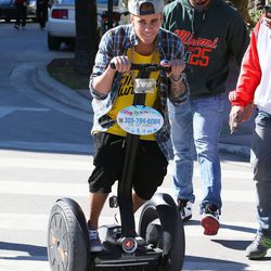 Justin Bieber en monopatín eléctrico por Miami
