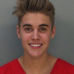 Ficha policial de Justin Bieber tomada por la policía de Miami