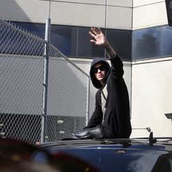 Justin Bieber saluda a sus fans a su salida de la cárcel de Miami