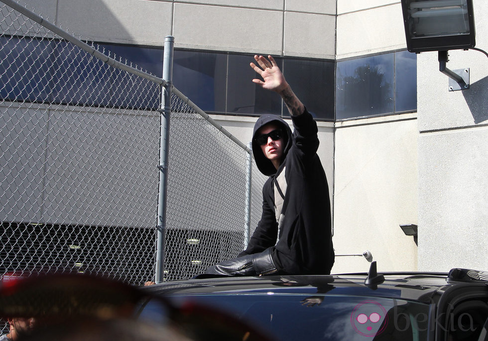 Justin Bieber saluda a sus fans a su salida de la cárcel de Miami