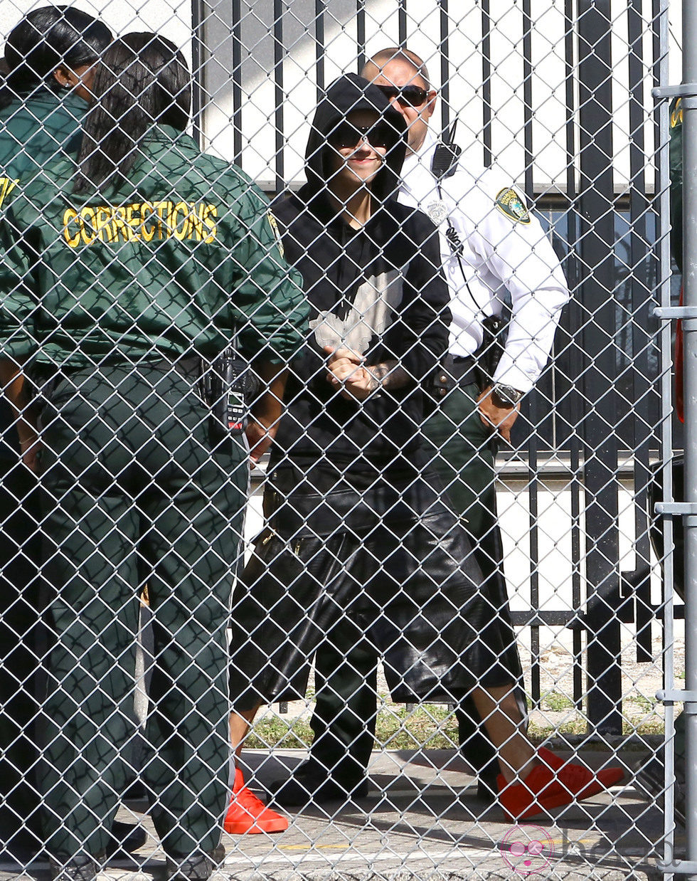 Justin Bieber saliendo de la cárcel de Miami
