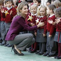 La Princesa Letizia, atenta y cariñosa con los niños en Almería