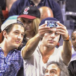 Zac Efron se hace una selfie con Miles Teller y Michael B. Jordan