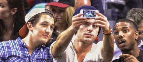 Zac Efron se hace una selfie con Miles Teller y Michael B. Jordan
