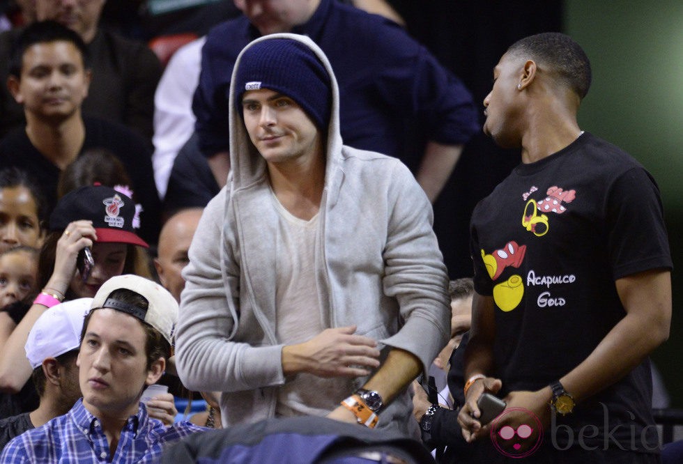 Zac Efron en un partido de baloncesto en Miami