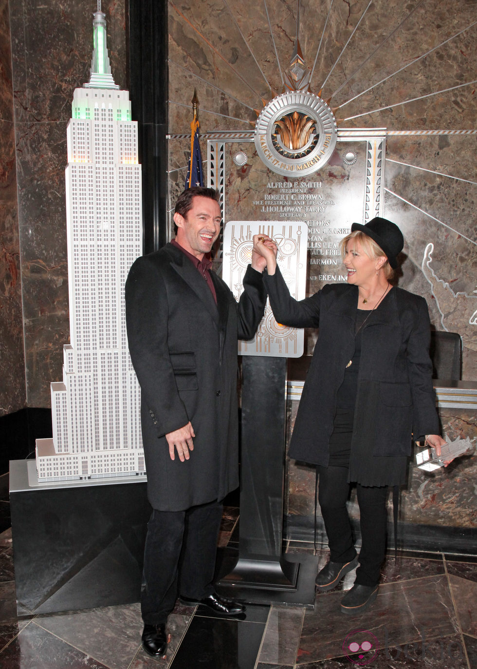 Hugh Jackman y su esposa Deborra-Lee Furness iluminan el Empire State el Día de Australia