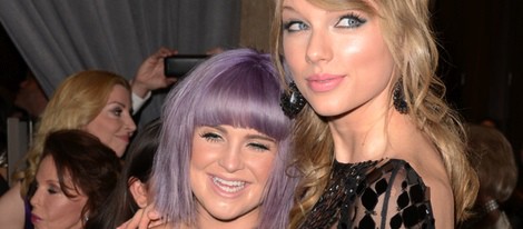 Kelly Osbourne y Taylor Swift en la fiesta Pre-Grammy 2014 de Clive Davis