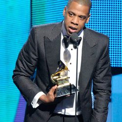 Jay Z con su premio en los Grammy 2014