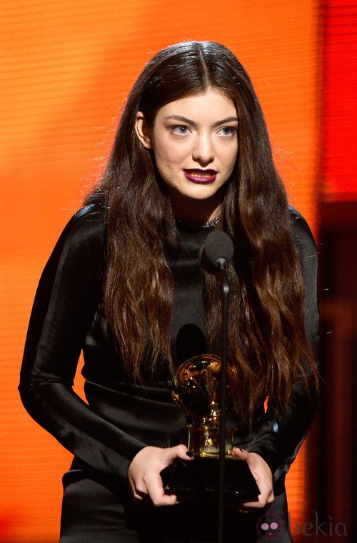 Lorde con su premio en los Grammy 2014