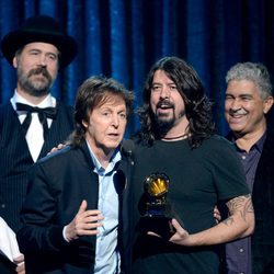 Krist Novoselic, Paul McCartney, Dave Grohl y Pat Smear con su premio en los Gramm 2014
