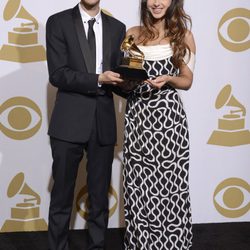 Zedd y Foxes con su premio en los Grammy 2014