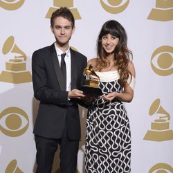 Zedd y Foxes con su premio en los Grammy 2014