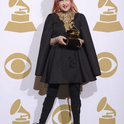Cyndi Lauper con su premio en los Grammy 2014