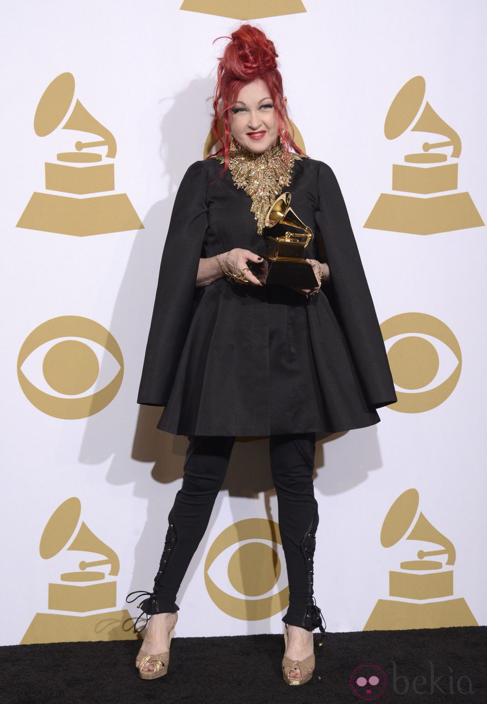 Cyndi Lauper con su premio en los Grammy 2014