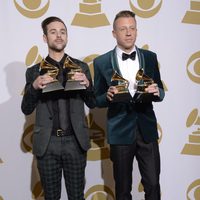 Ryan Lewis y Macklemore con su premio en los Grammy 2014