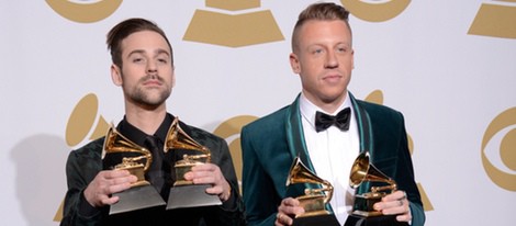 Ryan Lewis y Macklemore con su premio en los Grammy 2014
