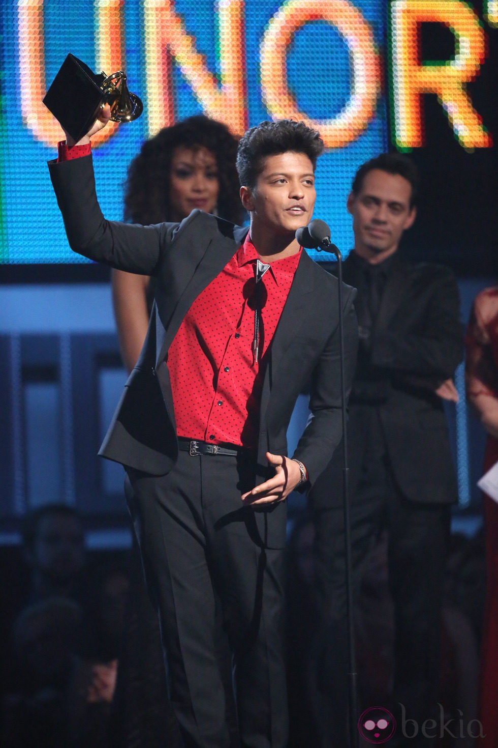 Bruno Mars recogiendo su premio en los Grammy 2014
