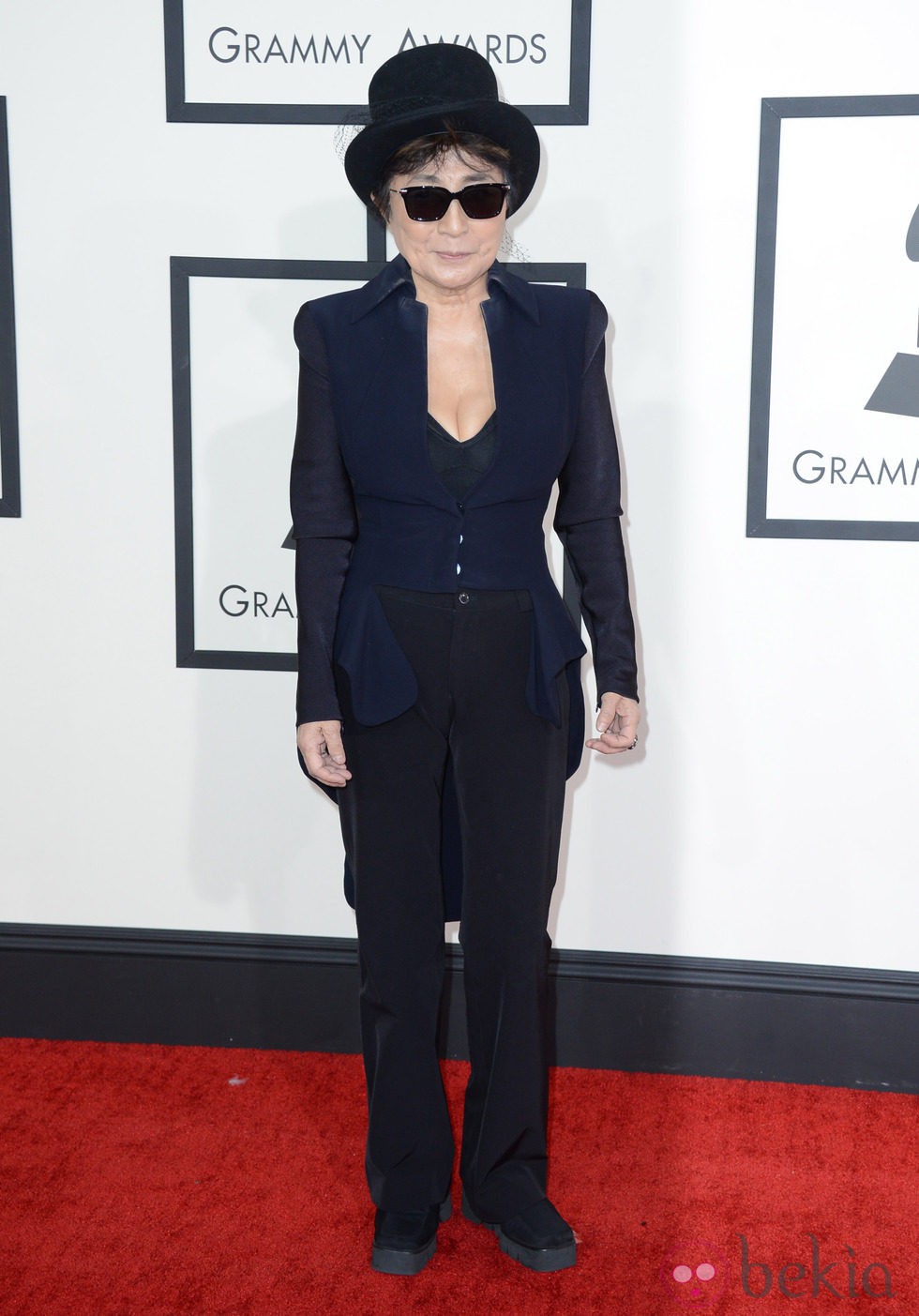 Yoko Ono en la alfombra roja de los Grammy 2014