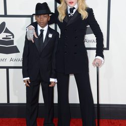 Madonna con su hijo David Ritchie en los Grammy 2014