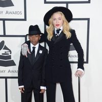 Madonna con su hijo David Ritchie en los Grammy 2014