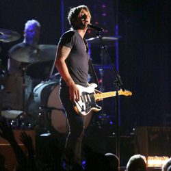 Keith Urban durante su actuación en los Grammy 2014