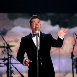 Robin Thicke durante su actuación en los Grammy 2014