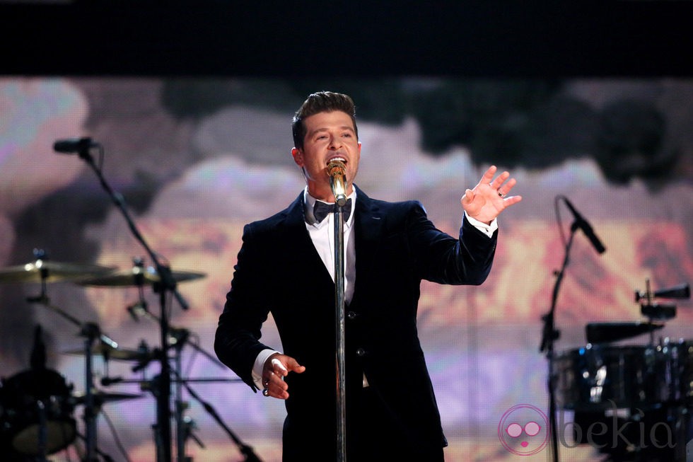 Robin Thicke durante su actuación en los Grammy 2014
