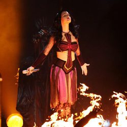 Katy Perry envuelta en fuego durante su actuación en los Grammy 2014