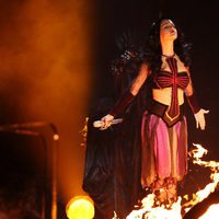 Katy Perry envuelta en fuego durante su actuación en los Grammy 2014