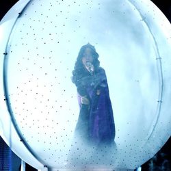 Katy Perry metida en una bola durante su actuación en los Grammy 2014