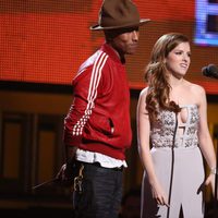 Pharrell Williams y Anna Kendrick en la entrega de los Grammy 2014