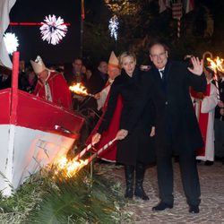 Alberto y Charlene de Mónaco queman una barca por Santa Devota 2014