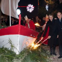 Alberto y Charlene de Mónaco queman una barca por Santa Devota 2014