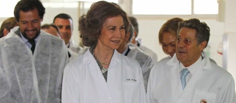 La Reina Sofía con bata blanca en la sede de la Fundación Cedel