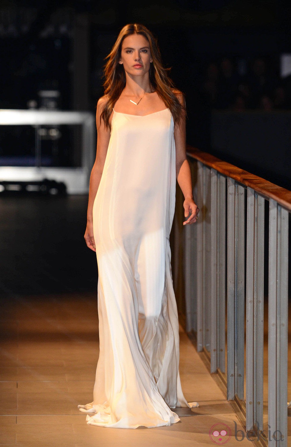 Alessandra Ambrosio desfilando para Mango en la 080 Barcelona Fashion 2014