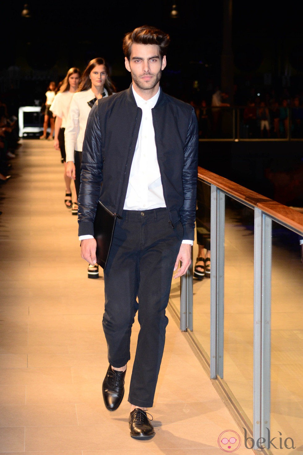 Jon Kortajarena desfilando para Mango en la 080 Barcelona Fashion 2014
