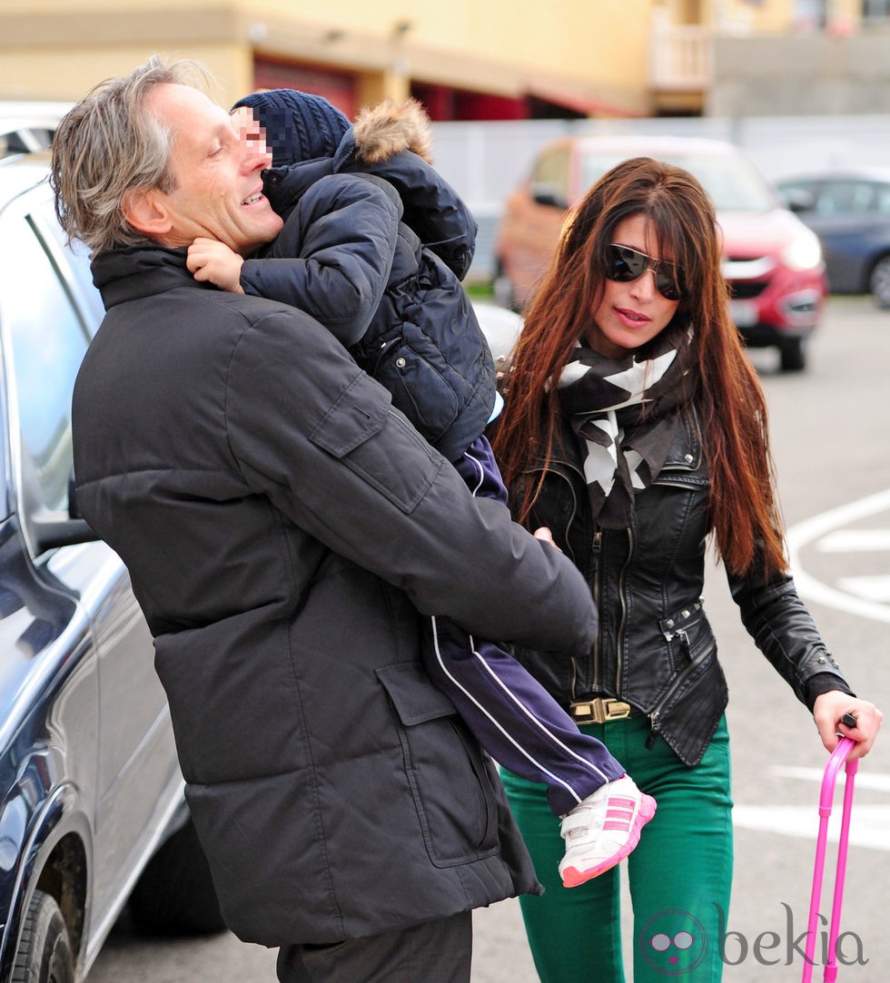 Sonia Ferrer con su hija y su exmarido Marco Vriacella