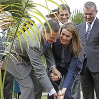 Los Príncipes Felipe y Letizia plantan una palmera en el Palmetum de Tenerife
