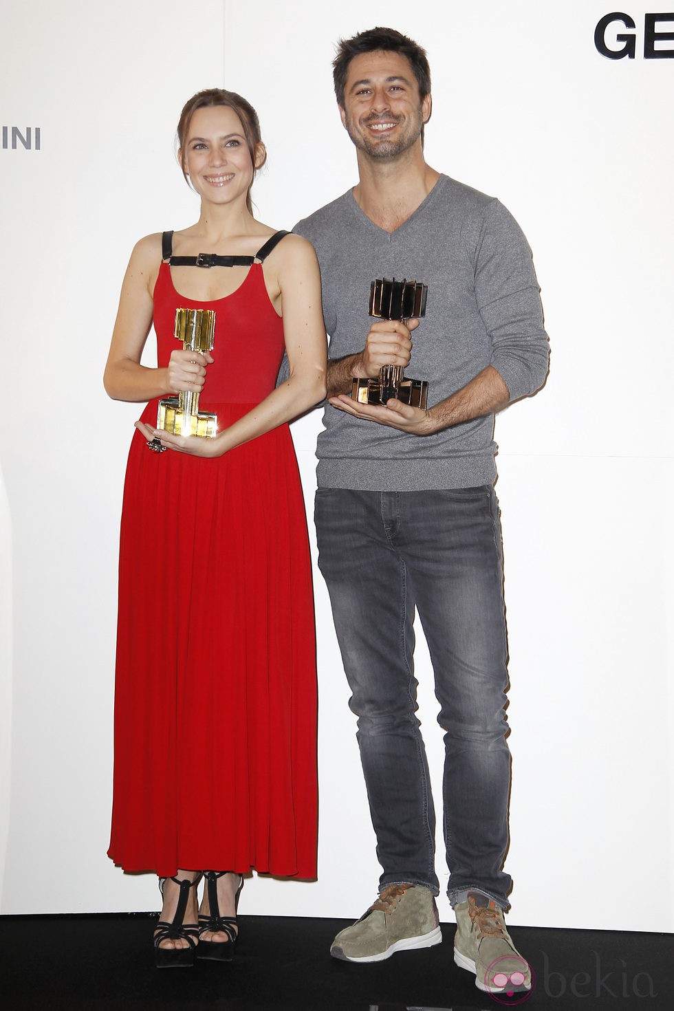 Hugo Silva y Aura Garrido recogen el Premio Carmen a la Belleza más Internacional del Cine Español