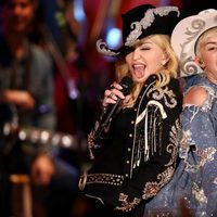 Miley Cyrus actuando con Madonna en su 'MTV Unplugged'