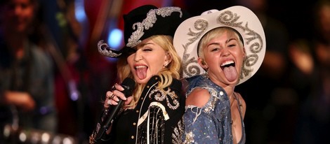 Miley Cyrus actuando con Madonna en su 'MTV Unplugged'