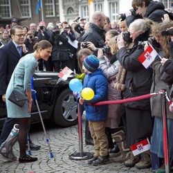 Victoria y Daniel de Suecia saludan a unos niños en Dusseldorf