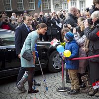 Victoria y Daniel de Suecia saludan a unos niños en Dusseldorf